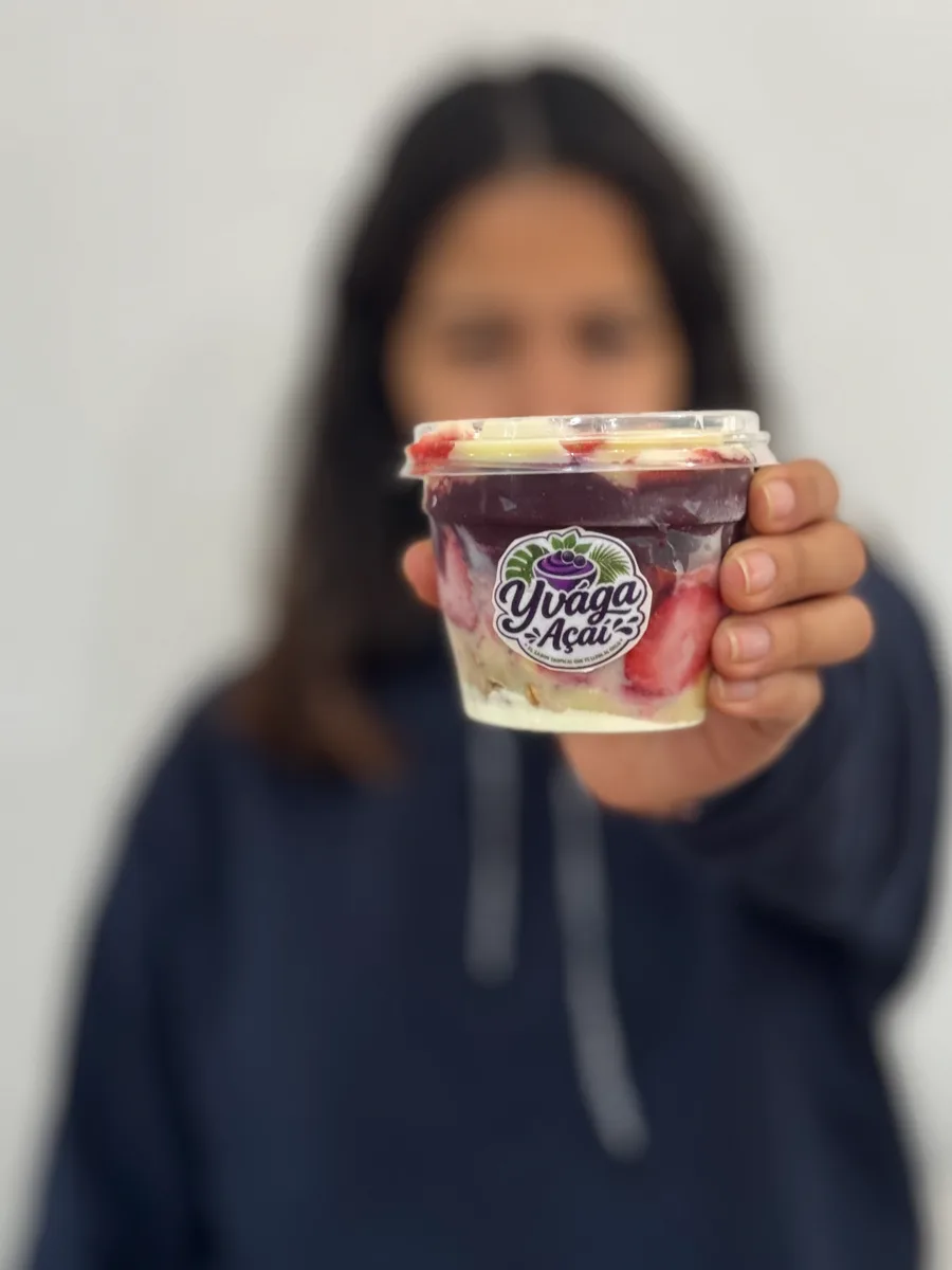 Bowl de açaí Yvága con banana, frutilla y granola